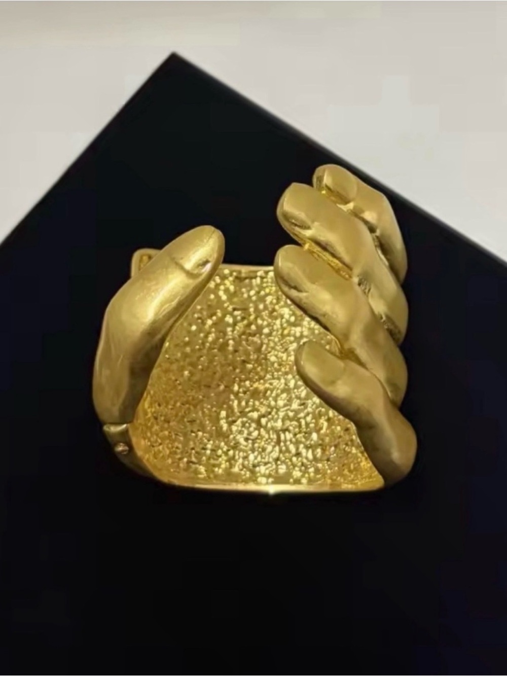 VINTAGE Gold Tone Sculpture Cuff Bracelet ‼️SHOW STOPPING ‼️ - Picture 4 of 13